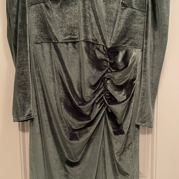 Rachel Parcell Winter 2022 Green Velvet Dress - Picture 3 of 4